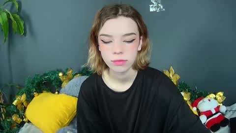 lunaastar_ online show from 12/20/24, 10:49