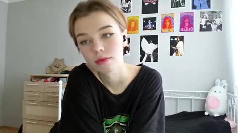 lunaastar_ online show from 01/04/25, 01:10