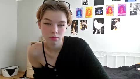 lunaastar_ online show from 01/06/25, 11:29