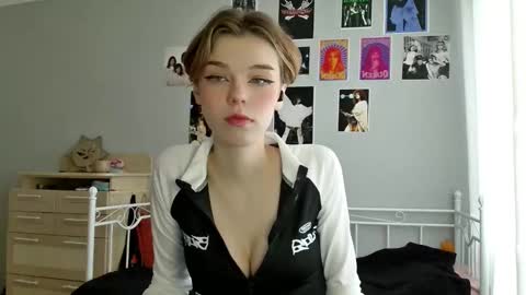 lunaastar_ online show from 01/08/25, 12:15