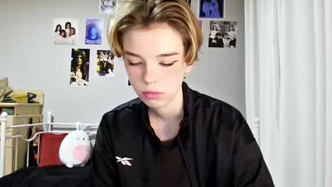 lunaastar_ online show from 01/10/25, 04:41