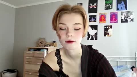 lunaastar_ online show from 03/02/25, 11:07