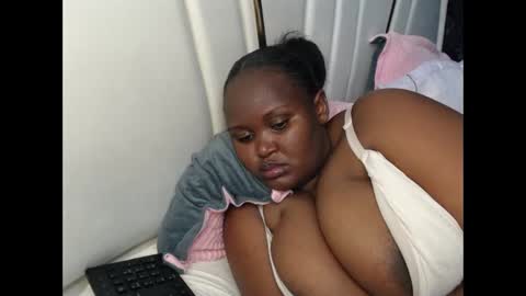 lunabloom01 online show from 09/28/25, 01:05