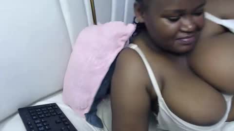 lunabloom01 online show from 10/06/25, 12:35