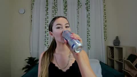 lunacurly_ online show from 12/20/25, 11:28