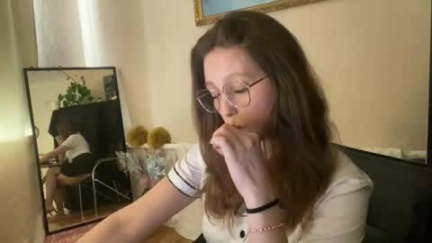 Snapshot of lunafeather chatting on 04/19/26, 12:04 lunafeather online show from 04/19/26, 12:04