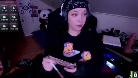 Snapshot of lunalaneee chatting on 10/24/25, 05:04 Luna online show from 10/24/25, 05:04