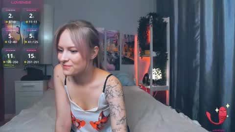 Snapshot of lunaluxyx chatting on 09/29/25, 03:39 Luna online show from 09/29/25, 03:39