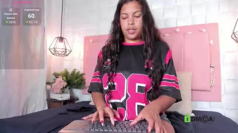 lunamorena__ online show from 12/15/25, 06:23