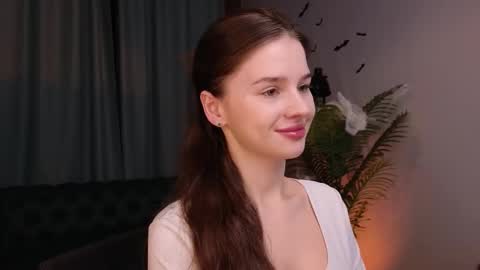 lunaolivia_ online show from 10/27/25, 12:42