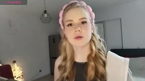 lunapeony online show from 12/19/25, 09:11