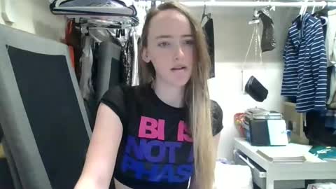 lunapixie2020 online show from 01/17/25, 11:18