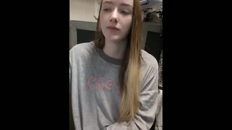 lunapixie2020 online show from 01/29/25, 07:22