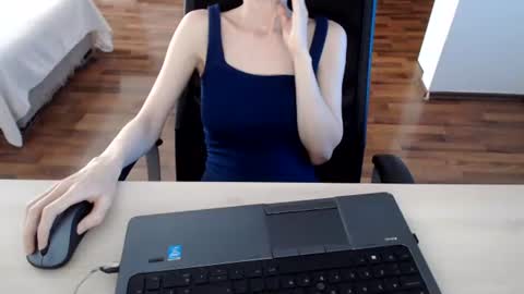 lunavibe_ online show from 06/18/26, 11:47