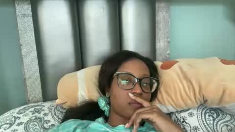 Snapshot of lunchboxgirl chatting on 04/19/26, 02:16 lunchboxgirl online show from 04/19/26, 02:16