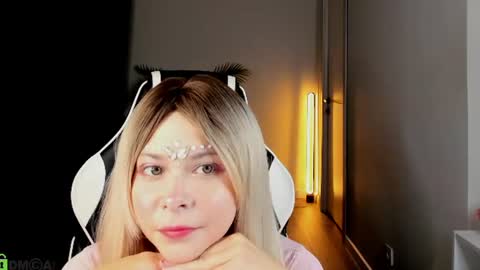 Snapshot of lune_fallenstar chatting on 06/16/26, 01:30 Lune FallenStar online show from 06/16/26, 01:30