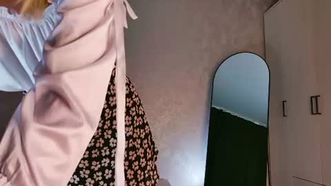 Luna online show from 06/12/26, 08:57