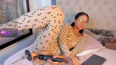 lunna__tylor online show from 10/25/25, 03:36