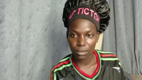 luo_queen online show from 11/30/25, 07:51