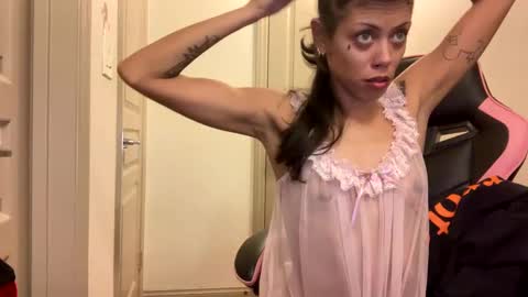 Snapshot of lustforlola chatting on 12/07/24, 07:49 LOLA online show from 12/07/24, 07:49