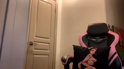 Snapshot of lustforlola chatting on 12/08/24, 04:57 LOLA online show from 12/08/24, 04:57