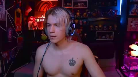 Snapshot of lustymatt chatting on 10/22/25, 08:36 lustymatt online show from 10/22/25, 08:36