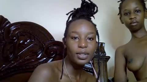 lutino_lovebirds online show from 04/18/26, 06:17