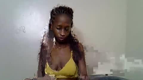 lutino_lovebirds online show from 05/17/26, 08:16