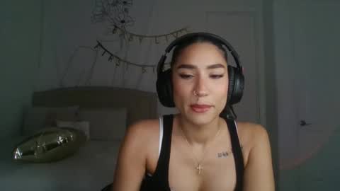 Snapshot of luvvvxliv chatting on 11/14/25, 01:04 Liv 3 online show from 11/14/25, 01:04