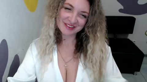Snapshot of luxdonna chatting on 07/14/26, 10:32 Donna online show from 07/14/26, 10:32