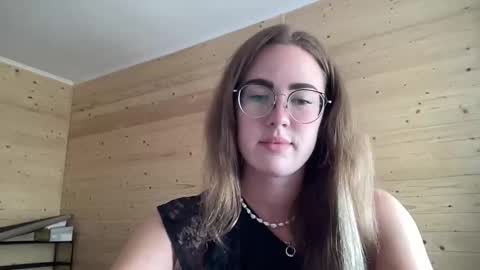 Snapshot of luxie_queen chatting on 06/10/26, 10:58 Katie online show from 06/10/26, 10:58