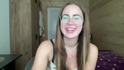 Snapshot of luxie_queen chatting on 06/19/26, 07:34 Katie online show from 06/19/26, 07:34