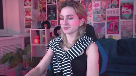 Snapshot of luxrayi chatting on 02/19/25, 06:00 Ray online show from 02/19/25, 06:00