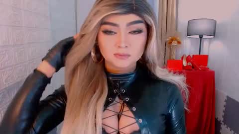 Snapshot of luxsasha chatting on 09/13/25, 10:48 Sasha Blaire online show from 09/13/25, 10:48