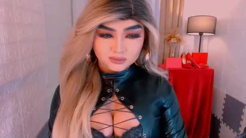 Snapshot of luxsasha chatting on 09/21/25, 12:34 Sasha Blaire online show from 09/21/25, 12:34