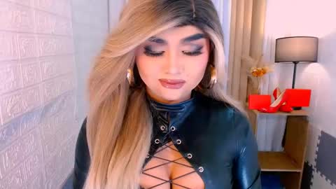 Snapshot of luxsasha chatting on 10/16/25, 08:15 Sasha Blaire online show from 10/16/25, 08:15