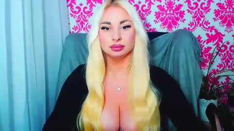Luxuriaa online show from 05/18/26, 07:20