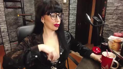 Snapshot of luxurymistress chatting on 01/12/25, 03:03 Spoiled dominant mindfucker mistress MakeupartistNail ArtistFitness and Yoga lover online show from 01/12/25, 03:03