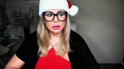 Snapshot of luxxx_diana chatting on 12/17/24, 07:18 Diana online show from 12/17/24, 07:18