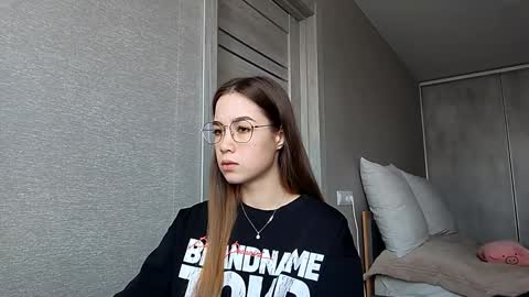 Mia online show from 12/22/25, 04:09