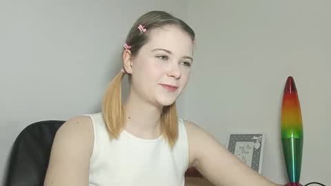 Snapshot of lydiasunny chatting on 09/21/25, 06:09 Lydia online show from 09/21/25, 06:09