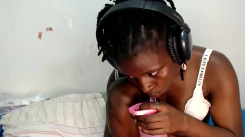 lyenne online show from 10/18/25, 03:24