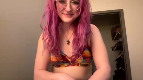 Snapshot of lynnkitten69000 chatting on 12/21/25, 11:23 Lynn online show from 12/21/25, 11:23