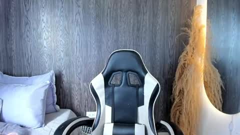 lyralux10 online show from 04/16/26, 04:52