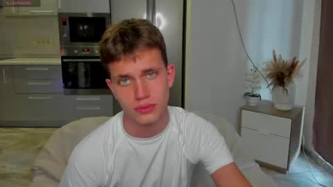 Snapshot of m0neyken_ chatting on 08/04/26, 02:15 m0neyken_ online show from 08/04/26, 02:15