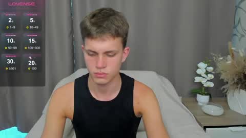 Snapshot of m0neyken_ chatting on 08/10/26, 02:04 m0neyken_ online show from 08/10/26, 02:04