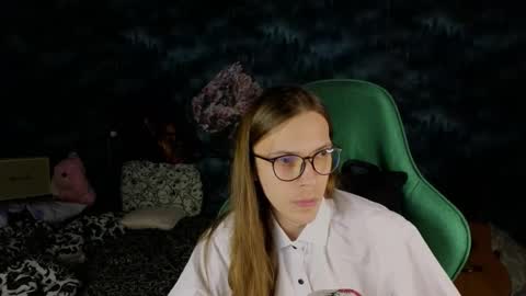 Snapshot of m1shq chatting on 09/17/25, 05:03 m1shq online show from 09/17/25, 05:03