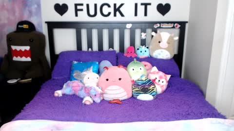 Mackenzie Wolfe online show from 10/25/25, 03:47