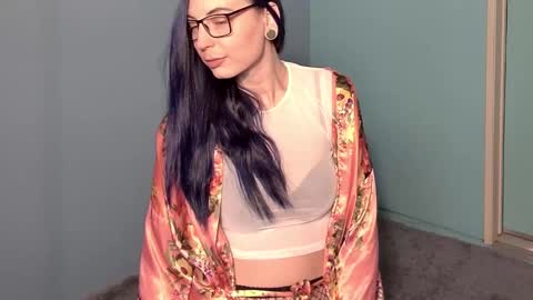 Snapshot of madam_edgewood chatting on 12/02/24, 08:11 Madam Edgewood online show from 12/02/24, 08:11
