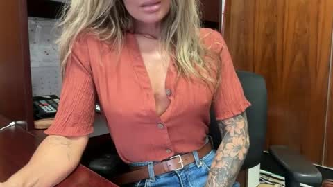 Snapshot of madame_andi chatting on 07/10/26, 11:57 madame_andi online show from 07/10/26, 11:57